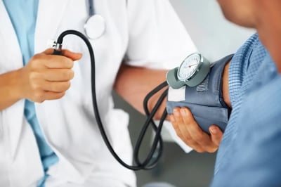 ¿Cómo es afectada la presión arterial en diabéticos?